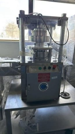 GlobePharma #MP-1, Tablet Press, w/Controls, 220 V, on Stainless Steel Table w/Wheels - Image 4