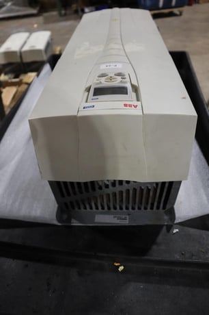 Abb ach550-uh-125a-4 ac drive 550 series 3 phase 380-480 v ac stock s686 - Image 4