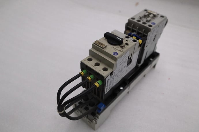 Allen-Bradley bradley 140m-d8e-c25 circuit breaker with 100-c23*10 contactor stock 718-a - Image 1