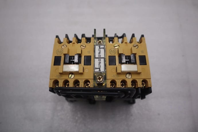 NEW OPEN BOX Allen-Bradley Allen Bradley 104-A09NJ3 SER A 24V Ser B STOCK K-3546 - Image 2
