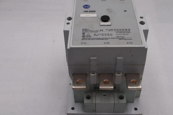 Allen-bradley 100-d300 contactor 600 vac max stock l-715 - Image 1