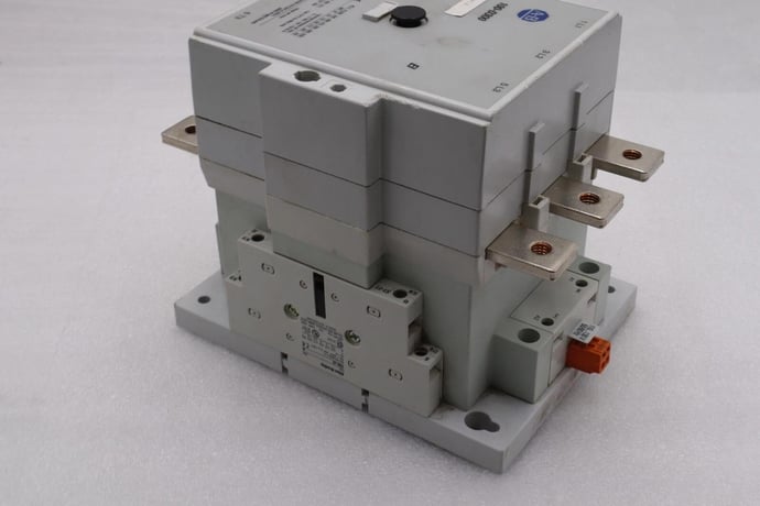 Allen-bradley 100-d300 contactor 600 vac max stock l-715 - Image 8