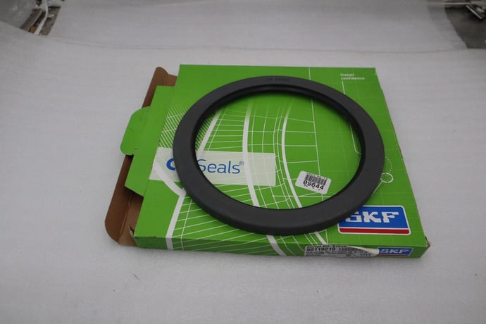 CR (SKF) Radial Shaft Seal 82560 NEW IN BOX (EIGHT AVAILABLE) STOCK 1461B - Image 1