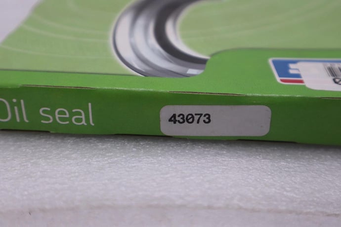 NEW IN BOX 43073 - CR Seals STOCK 5674A - Image 2