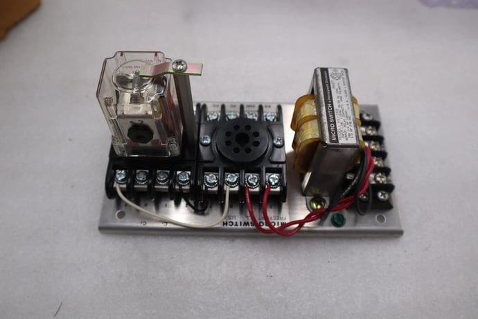 New honeywell micro switch fe-trb control base module stock 4542 - Image 3