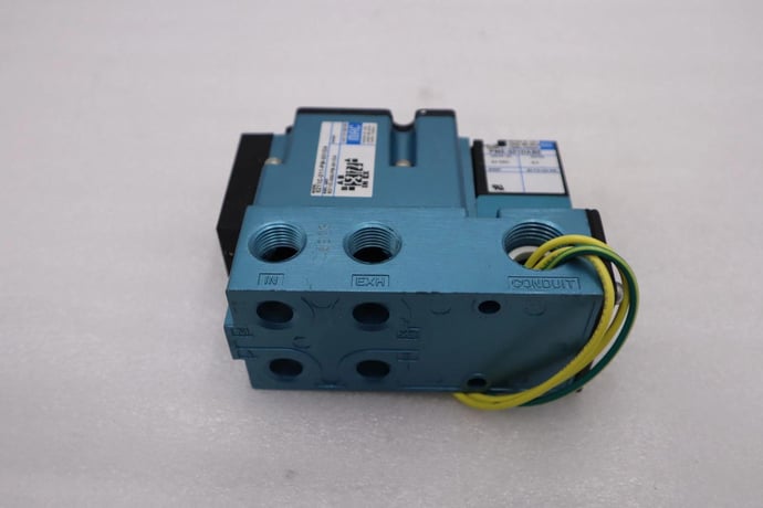 New mac 6211c-211-pm-501da solenoid valve 4-way single solenoid stock h1474 - Image 1