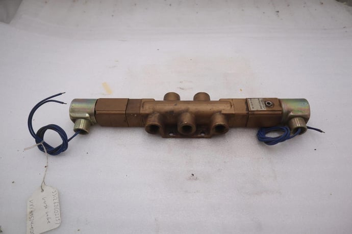 Versa 4 Way Valve VXX-4524-A120 4 Way / 3 Position STOCK 4718 - Image 3