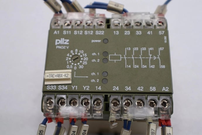 PILZ SAFETY RELAY 474790 PNOZ V 30S 24 V DC PNOZV30S24VDC STOCK L-453C - Image 1