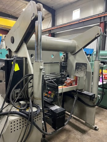 60 Ton, Accurpress #7606, CNC hydraulic press brake, 6' overall, 54.5" between housing, 8" stroke, 8" throat - Image 4