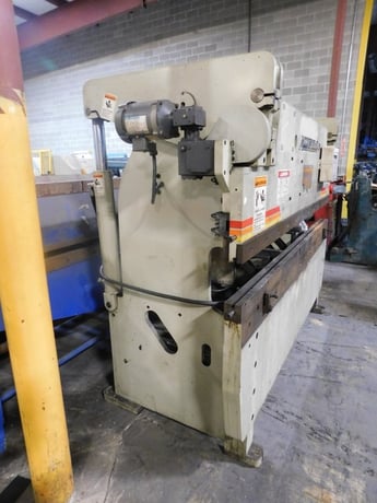 60 Ton, Accurpress #7608, CNC hydraulic press brake, ETS 100 CNC ram Control, Automec CNC 150 2-Axis Control - Image 2