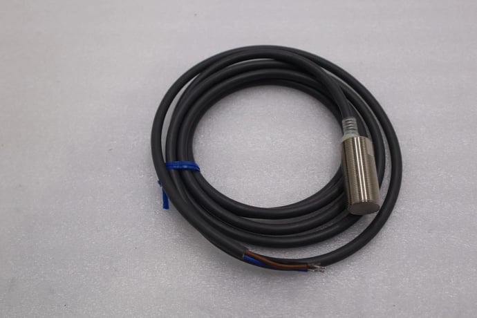 Omron e2e-x5f1 proximity sensor inductive cylindrical stock l-62-c - Image 1