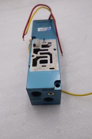 New mac valves 82a-0a-cka pneumatic solenoid valve base manifold stock h1510 - Image 4
