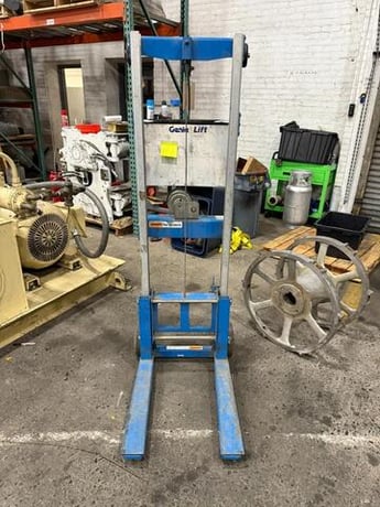 Genie Lift, GL-4 Heavy-Duty Aluminum Manual Lift Max 500 (MISSING CRANK LEVER) - Image 1