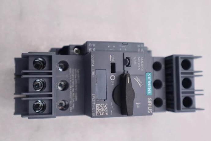 New siemens 3rv2901-1a lateral auxiliary switch 2 pole 1no/1nc stock b-1697 - Image 1