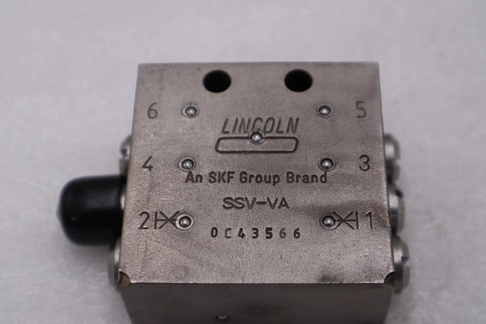 LINCOLN SKF SSV-VA 0C43566 DIVIDER VALVE BLOCK STOCK H1032A - Image 1