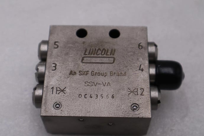 LINCOLN SKF SSV-VA 0C43566 DIVIDER VALVE BLOCK STOCK H1032A - Image 2