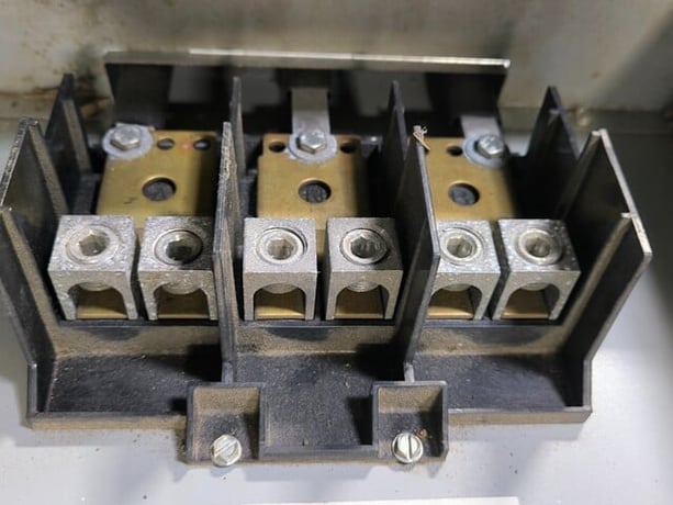 200 Amps, Cutler Hammer, MHM200P, Meter Socket, 120/240 Volts, Ringless Pedestal, 10 Space, unused - Image 3
