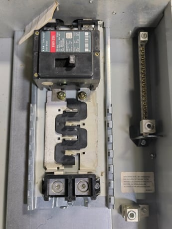 200 Amps, Cutler Hammer, MHM200P, Meter Socket, 120/240 Volts, Ringless Pedestal, 10 Space, unused - Image 6