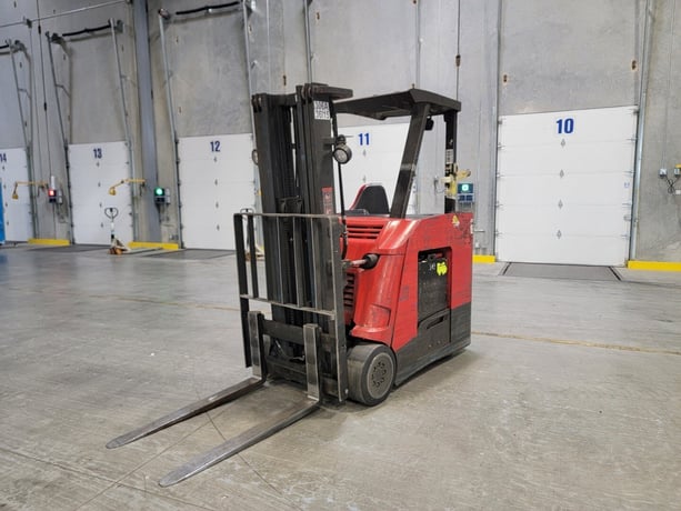 4000 lb. Raymond #425-C40TT, stand up forklift counter balanced, electric, 36 V., 188" lift height - Image 1