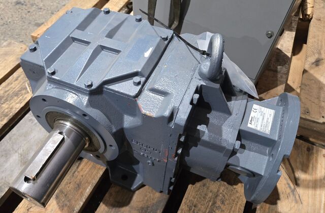 Bauer HP bk60-11u-c/nema182t RPM /av bevel geared motor used - Image 1