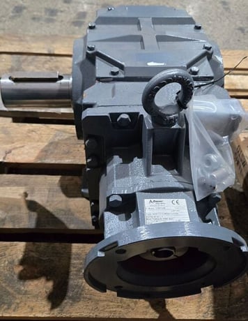 Bauer HP bk60-11u-c/nema182t RPM /av bevel geared motor used - Image 3