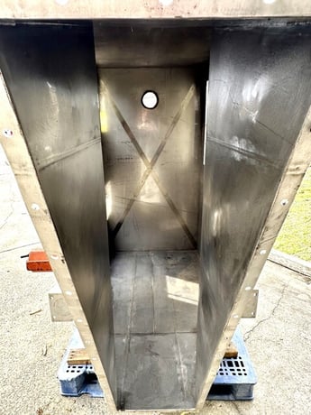 Stainless incline screw conveyor, 85 cu.ft., hopper, 2 vibratory generators, 1 electric/ 1 pneumatic - Image 5