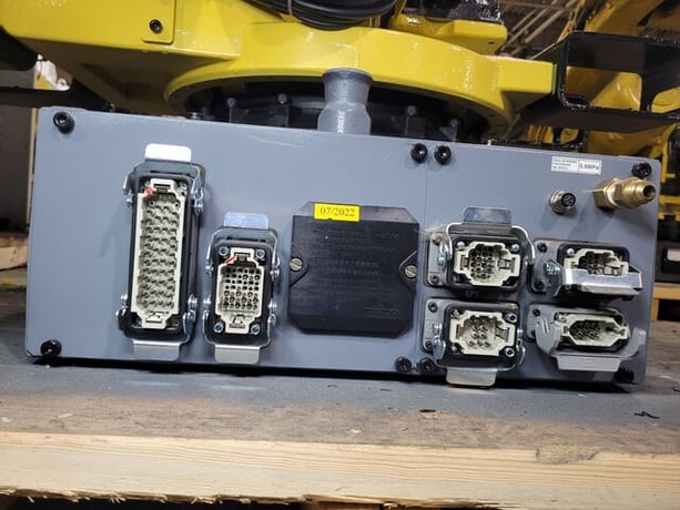 Fanuc, R-2000iC/210F, robot with R-30iB controls, missing wrist, refurbished - Image 3
