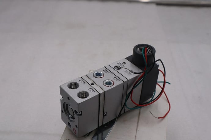 New controlair o/b 0-30psi electric to pneumatic transducer 550-aia stock l-785 - Image 4