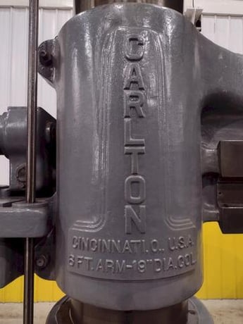 6' -19" Carlton #4A, radial arm drill, 15-1500 RPM, 20" spindle travel, 4" spindle diameter, power clamping / - Image 2