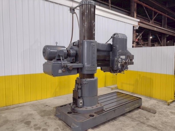 6' -19" Carlton #4A, radial arm drill, 15-1500 RPM, 20" spindle travel, 4" spindle diameter, power clamping / - Image 3
