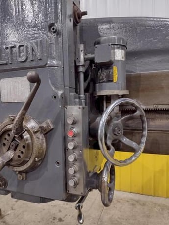 6' -19" Carlton #4A, radial arm drill, 15-1500 RPM, 20" spindle travel, 4" spindle diameter, power clamping / - Image 8