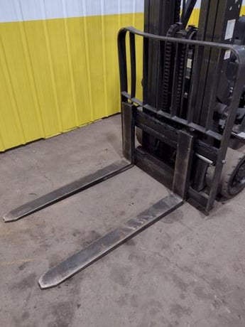 5650 lb. Nissan #MCU1F2A30LV, LP-gas triple mast forklift - Image 5