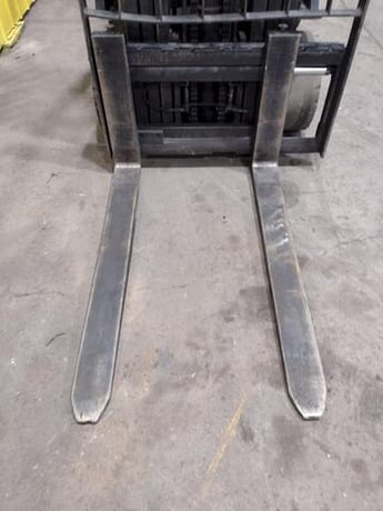 5650 lb. Nissan #MCU1F2A30LV, LP-gas triple mast forklift - Image 6