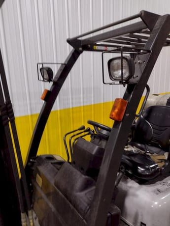 5650 lb. Nissan #MCU1F2A30LV, LP-gas triple mast forklift - Image 8