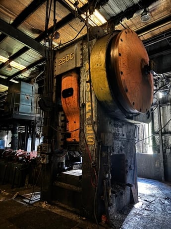 2500 Ton, National #Maxipress, 14" stroke, 34-3/8"-35"Shut Height, 49" btwn columns, 150 HP, 55 SPM, 1955 - Image 2