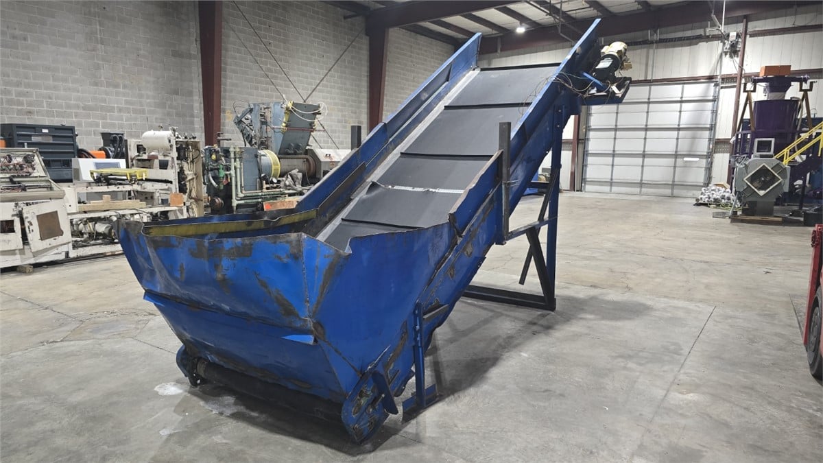 58" wide x 18' long, Conveyor, Chain Driven, 1.5" Cleats, 13" H Walls, 3 HP, 1760 RPM, 230/460 V, w/Leg Stand - Image 1