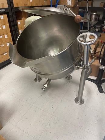 100 gallon Kettle w/ Leeson motorized Mixer, SteamJacketed Tilting, 316/304-4 Stainless Steel int/ext, 3 leg - Image 2