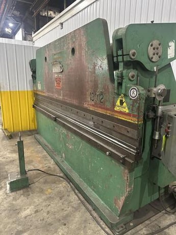 130 Ton, Accurpress #713012, Hydraulic Press Brake, 12' L x 8" width Bed, 124" Between Housings, 8" Stroke - Image 4