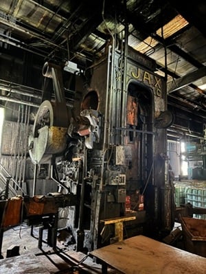 2000 Ton, Ajax, forging press, 12" -14"stroke, 50" btwn columns, 150 HP, 60 SPM - Image 2