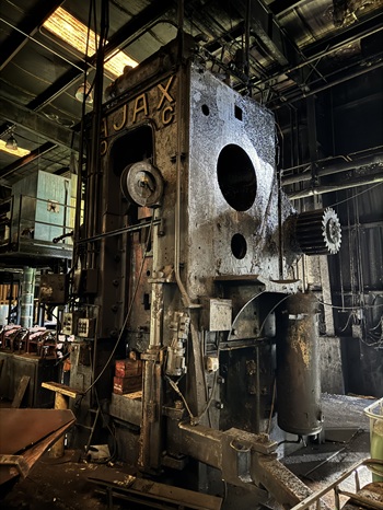2000 Ton, Ajax, forging press, 12" -14"stroke, 50" btwn columns, 150 HP, 60 SPM - Image 3