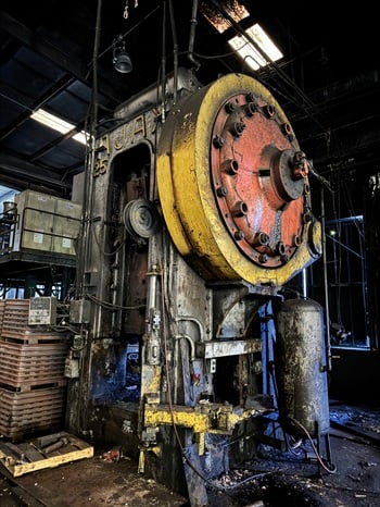 2500 Ton, Ajax, forging press, 14" -15"stroke, 48" btwn columns, 150 HP, 50 SPM - Image 2