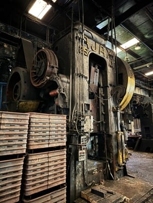 2500 Ton, Ajax, forging press, 14" -15"stroke, 48" btwn columns, 150 HP, 50 SPM - Image 3