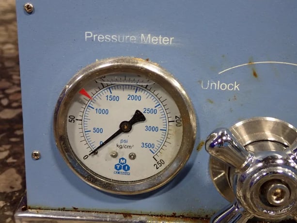MTI Corp. #MSK-110, Hydraulic Crimping Machine, Coin Crimping, 28 kg Weight, w/Pressure Meter, 2012 - Image 2