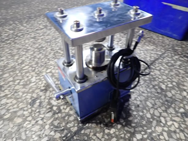 MTI Corp. #MSK-110, Hydraulic Crimping Machine, Coin Crimping, 28 kg Weight, w/Pressure Meter, 2012 - Image 4