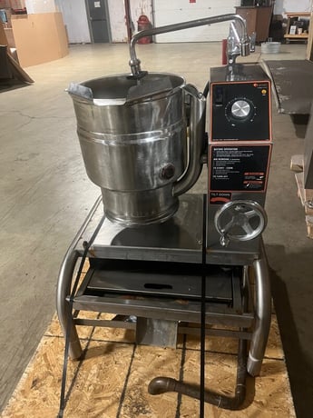 Groen #TDBC-20C, Steam Kettle, 20 Qt, 208 V., 3Ph, Stainless Steel, Stand w/ Pull Out Drain Drawer, 2021 - Image 1