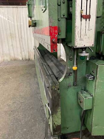 135 Ton, Cincinnati #135CBx10, hydraulic press brake, 12' overall, 126" between housing, 8" stroke, 20 HP - Image 2