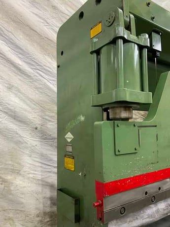 135 Ton, Cincinnati #135CBx10, hydraulic press brake, 12' overall, 126" between housing, 8" stroke, 20 HP - Image 4