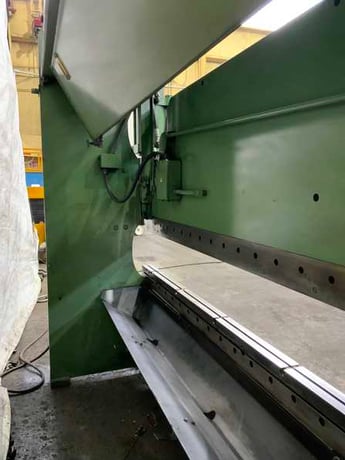 135 Ton, Cincinnati #135CBx10, hydraulic press brake, 12' overall, 126" between housing, 8" stroke, 20 HP - Image 6