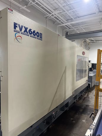 720 Ton, 132 oz., Nissei #FVX660III-310L, horizontal plastic injection molder, 43.3" x 43.3" tie bar, 75.2" - Image 1