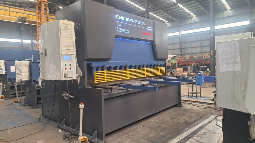 1.25" x 120" Energy Mission #HVR-3030, sheet metal shear, 60 HP, 1-2 SPM, 2" x 6" x 124" blade, 39" Back Gauge - Image 1